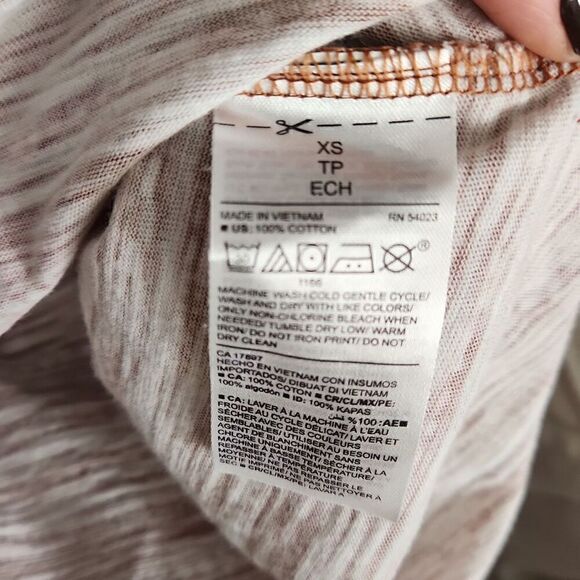 Old Navy Ladies Size XS Pink White Patterned V-neck Short Sleeve Shirt - Picture 5 of 5